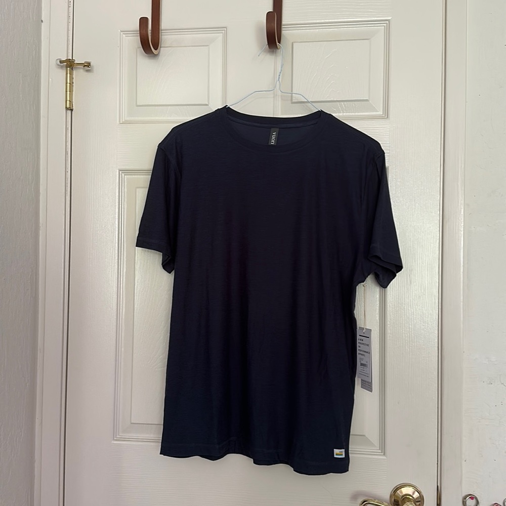 Men’s Large Vuori T Shirt